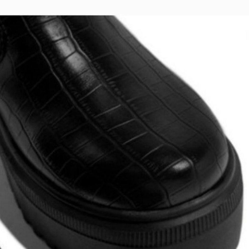 !! NEW !! Black Embossed Croc Pull On Chelsea Lug Sole Boots - Picture 2 of 5